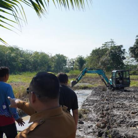 PEMERINTAH DESA BAWAHAN SEBERANG MENGGALAKKAN NORMALISASI SUNGAI UNTUK DUKUNGAN PERTANIAN